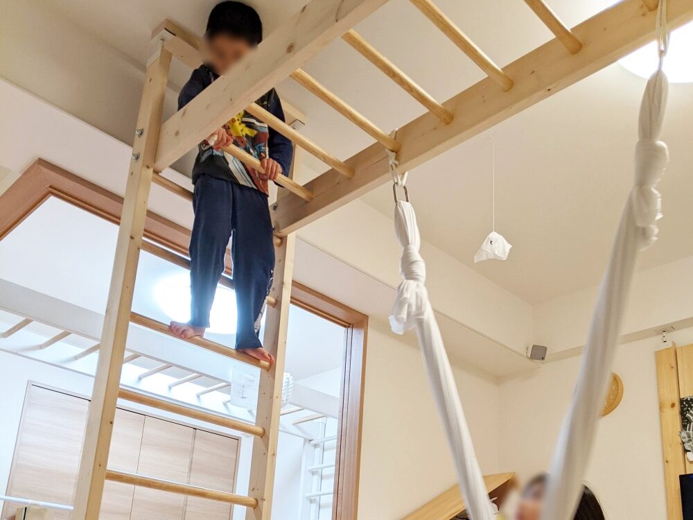 うんていやぐら(室内うんてい)に子供が登っている様子