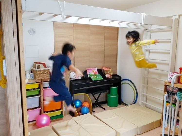 うんていやぐら(室内うんてい)で2人の子供が遊んでいる様子